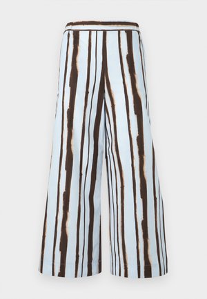 Pantalon à jambes larges avec des rayures verticales irrégulières marron et noires sur un fond bleu clair, avec une taille cintrée.