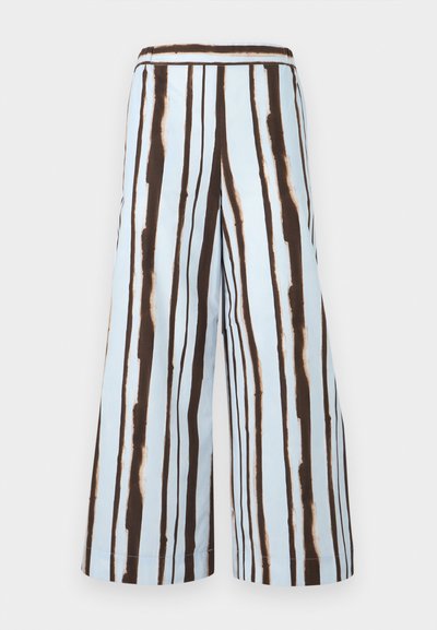 Παντελόνια με ευρύ μπούστο και κάθετες ακανόνιστες καφέ και μαύρες ρίγες σε ανοιχτό γαλάζιο φόντο, με εφαρμοστό ζωνάκι στη μέση.