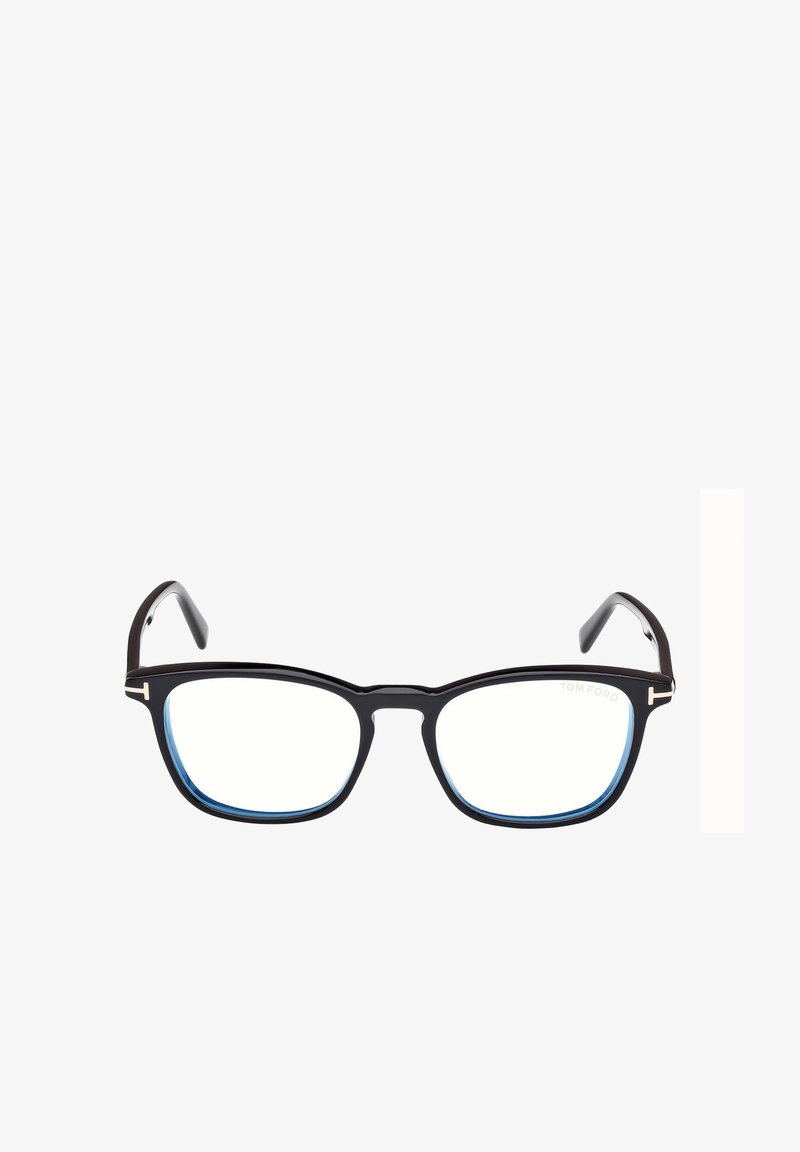 Occhiali con montatura rettangolare nera, lenti trasparenti e bordi interni blu. Presentano dettagli in metallo sulle aste, con un logo visibile.