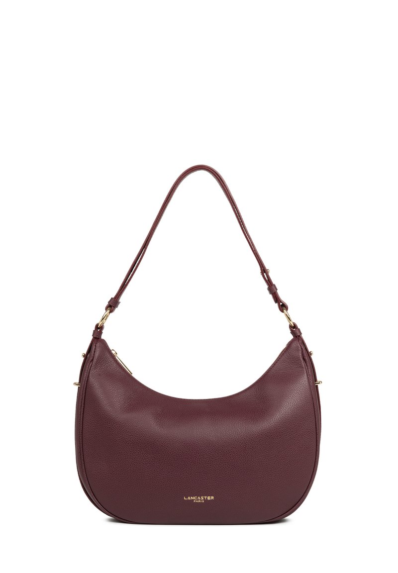 Borsa hobo in pelle borgogna con una texture liscia, una sola tracolla regolabile e dettagli in metallo dorato; presenta un logo del marchio discreto sul fronte.