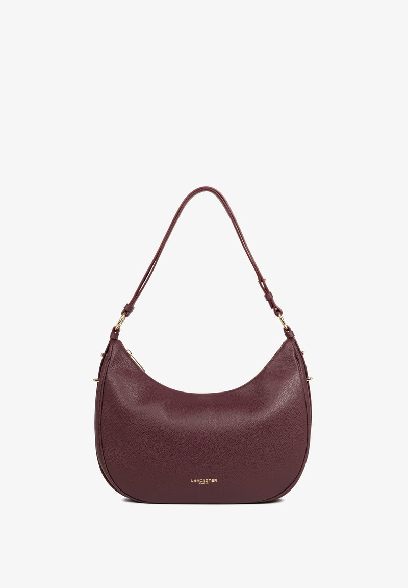 Bordeaux leren hobo tas met een gladde textuur, een enkele verstelbare schouderriem en gouden hardware accenten; heeft een subtiele merklogo aan de voorkant.