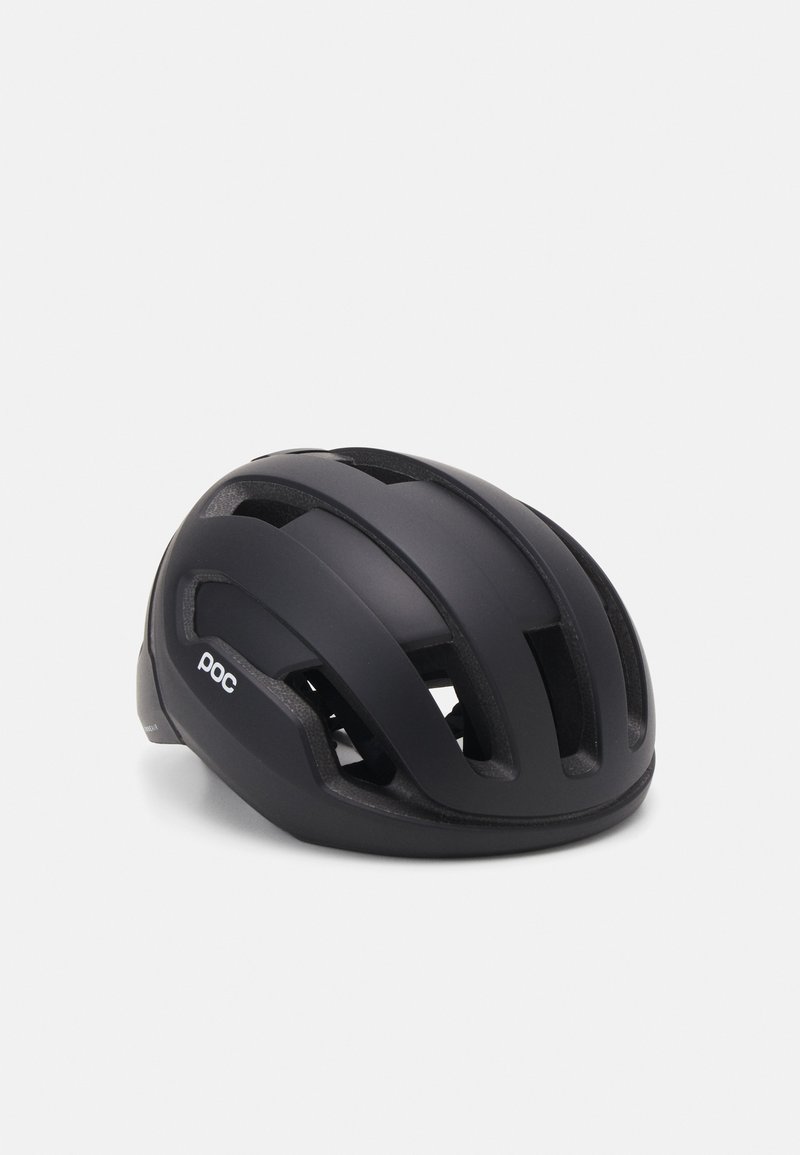 Casco da ciclismo nero con un design aerodinamico, dotato di multiple aperture per la ventilazione e una finitura liscia e opaca. Logo del marchio visibile.