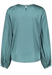 Blusa in satin teal con scollatura rotonda, maniche lunghe arricciate e un piccolo foro a chiave sul retro chiuso da un bottone.