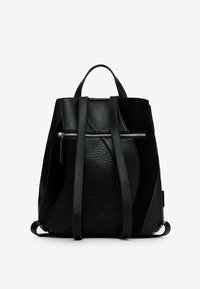 Czarny skórzany plecak o fakturowanym wzorze z gładkim wykończeniem, kieszenią na zamek i regulowanymi paskami. Kątowy kształt z unikalnymi szwami.
