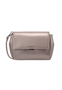 Metallisch taupefarbene Lederhandtasche mit Klappenverschluss, seitlichem Tragegurt und eingeprägtem Markenlogo auf der Vorderseite. Glatte Textur mit abgerundeten Kanten.