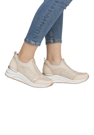 Beige instap-sneakers met een gestructureerde bovenkant en ritssluiting, met een chunky witte tussenzool en een lichte rubberen buitenzool.
