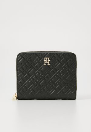 Portefeuille en cuir noir avec un motif géométrique en relief, matériel doré et fermeture à glissière. Présente un logo à l'avant et une surface texturée.