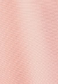 Tessuto rosa chiaro con una sottile trama a griglia, superficie liscia e materiale sintetico, che mostra un colore e un motivo coerenti.