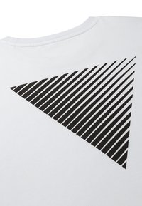 Witte T-shirt met een groot zwart driehoekontwerp, voorzien van diagonale strepen, textuurstof en een ronde hals.