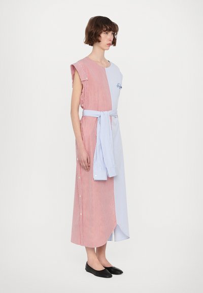 Robe rayée rouge et bleu clair, mi-longue, avec des manches courtes, des boutons décoratifs et une ceinture à la taille. Texture coton lisse.