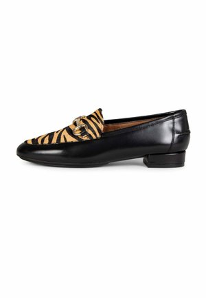 Mocasín de cuero negro con tacón bajo, tela con rayas de tigre en la parte superior y detalle de hebilla de metal en tono dorado.