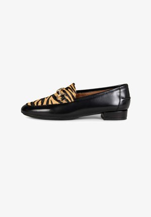 Mocasín de cuero negro con tacón bajo, tela con rayas de tigre en la parte superior y detalle de hebilla de metal en tono dorado.