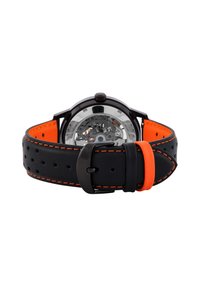 Cinturino in pelle nera con accenti arancioni, perforazioni e cuciture. Retro trasparente che mostra il funzionamento interno. Chiusura con fibbia in metallo.