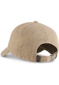 Căciulă beige din corduroy cu vizieră curbată, curea ajustabilă la spate și un accent din metal. Material texturat cu cusături vizibile.