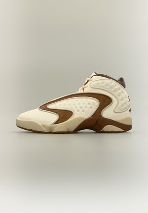 Vysoká basketbalová obuv v krémovej a hnedej koži s bodkovanou textúrou a bordovým logom Jumpman na medzipodrážke.