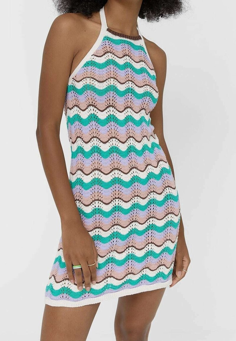 Sukienka mini na ramiączkach z dzianiny z falistym wzorem w kolorach turkusowym, lawendowym, brązowym i białym. Lekki materiał o otwartym splocie.