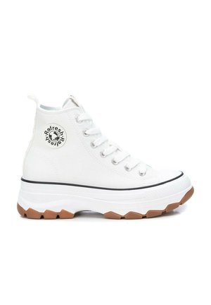 Sneaker bianca high-top con suola spessa e battistrada marrone, lacci bianchi e patch rotondo con logo "Refresh" sulla caviglia.