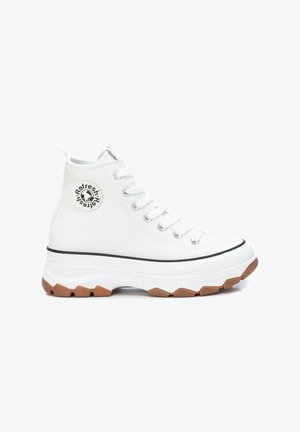 Sneaker bianca high-top con suola spessa e battistrada marrone, lacci bianchi e patch rotondo con logo "Refresh" sulla caviglia.