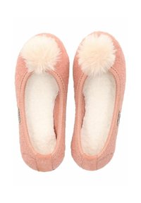 Des chaussons roses en peluche avec un intérieur doux, un design à bout rond et un accent de pompon duveteux à l'avant, comportant une bordure cousue.