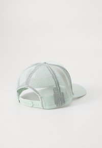Casquette de baseball verte avec filet à l'arrière, panneau avant solide, visière courbée et fermeture snapback ; possède un filet texturé pour la respirabilité.