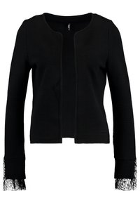Zwarte geribbelde cardigan met open voorkant, lange mouwen met zwarte kantafwerking aan de manchetten. Zacht stoffen met een gladde textuur.