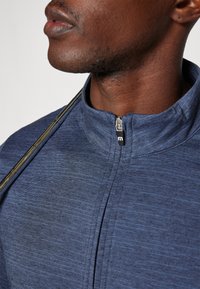 TravisMathew THE HEATER 1/4 ZIP - Ilgarankovis viršutinės dalies drabužis - vintage indigo/black