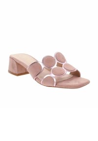 Mule con tacco in suede rosa, con punta quadrata, caratterizzato da ritagli circolari e un design elegante delle cinghie. Il tacco è corto e squadrato.