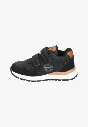 Czarny sneaker z brązowymi akcentami, białą podeszwą, podwójnymi paskami na rzep oraz okrągłą naszywką z logo z boku, pokazany w widoku z profilu.
