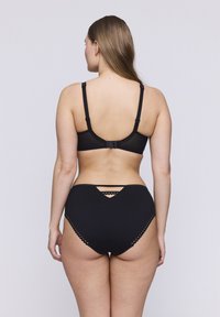 Conjunto de lencería negra que incluye un bralette con tirantes ajustables y cierre de gancho, acompañado de unas braguitas de cintura alta con detalles de borde festoneado.