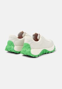 Camper DRIFT TRAIL BURDEOS - Zapatillas - weiß natural