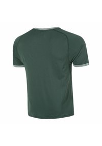 Groen shirt met korte mouwen, gemaakt van een gladde stof, met een ronde hals, witte gestreepte accenten op de kraag en mouwen, en een relaxed fit.