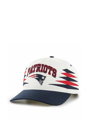 Weißer und marineblauer Baseballcap mit dem Text „PATRIOTS“ und Teamlogo, mit roten und marineblauen dreieckigen Seitenmustern.
