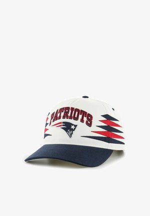 Weißer und marineblauer Baseballcap mit dem Text „PATRIOTS“ und Teamlogo, mit roten und marineblauen dreieckigen Seitenmustern.