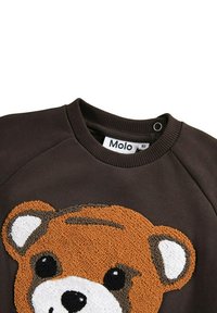 Sudadera marrón con un diseño de cara de oso texturizado en naranja y crema, con un cuello redondo acanalado y etiqueta de logo visible.