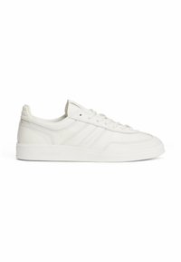 Weisse Ledersneaker mit glatter Textur, die drei Streifen an der Seite, flache Schnürsenkel und eine strukturierte Gummisohle aufweisen.