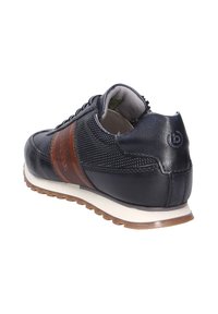 Chaussure de sport pour homme avec une tige en cuir bleu marine et des accents marron, détails en mesh et une semelle extérieure blanche. Fermeture à lacets et intérieur rembourré.