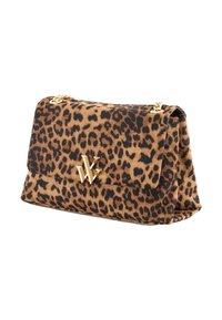 Pochette en tissu imprimé léopard avec quincaillerie en chaîne dorée. Comprend un rabat et un logo visible à l'avant.