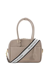 Borsa in pelle taupe con doppi manici e tracolla bianca rimovibile con la scritta "Victoria Hyde London" in nero.