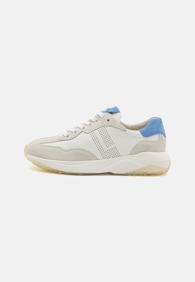 Sneakers i lys grå lær og semsket skinn, med blå aksenter, hvite snørebånd, perforerte detaljer og en teksturert såle.