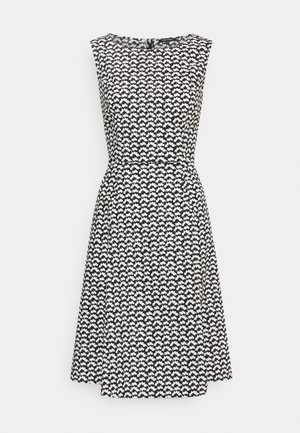 Robe sans manches noire et blanche avec une taille cintrée et un motif abstrait répétitif ressemblant à des nuages, longueur genou avec un col rond.