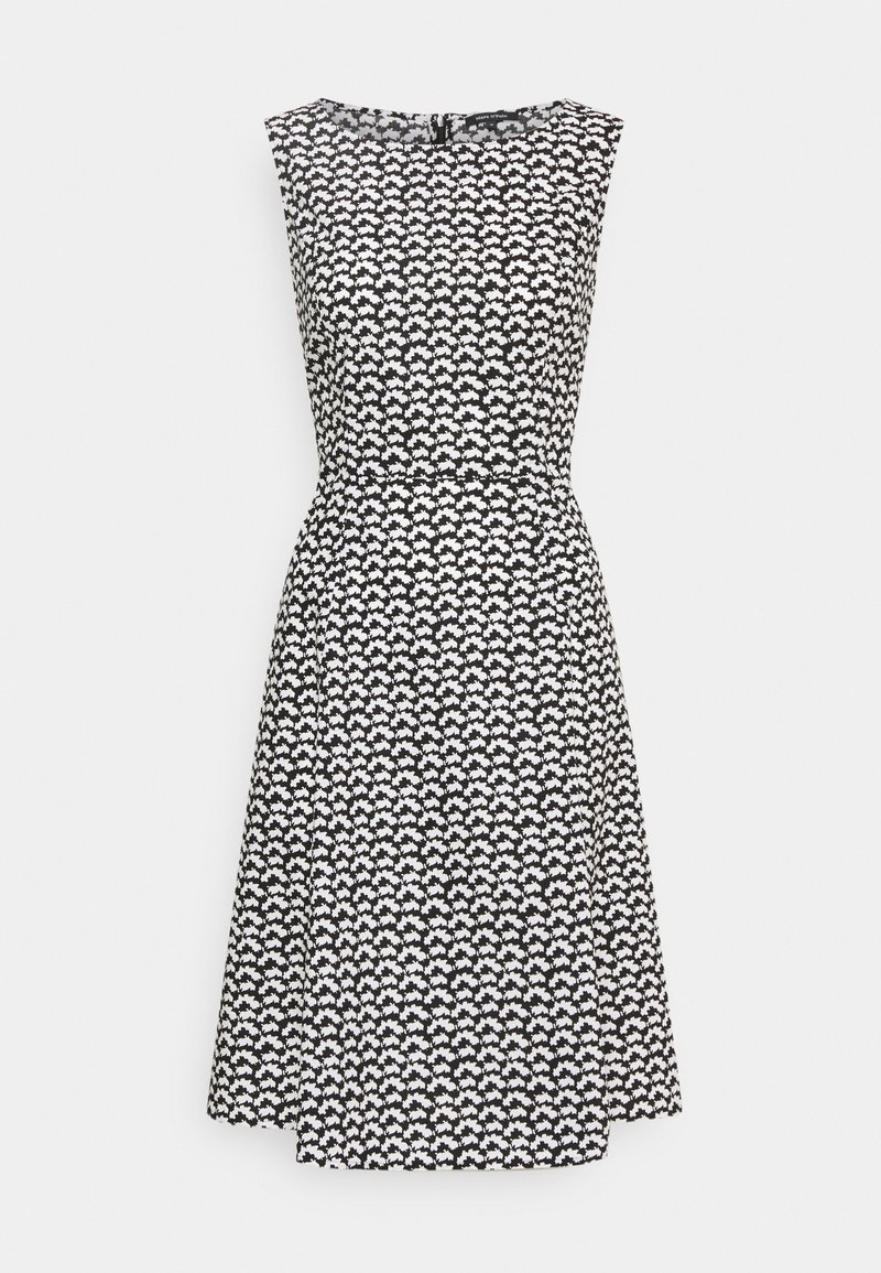 Robe sans manches noire et blanche avec une taille cintrée et un motif abstrait répétitif ressemblant à des nuages, longueur genou avec un col rond.
