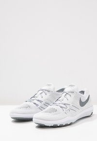 Nike Performance Scarpe da allenamento - white