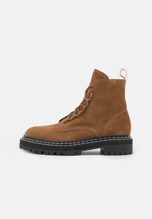 COMBAT LACE UP BOOT - Botines con plataforma - brown