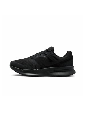 Zwarte lage Nike hardloopschoen met mesh bovenwerk, vetersluiting en gedempte zool, zijaanzicht op witte achtergrond.