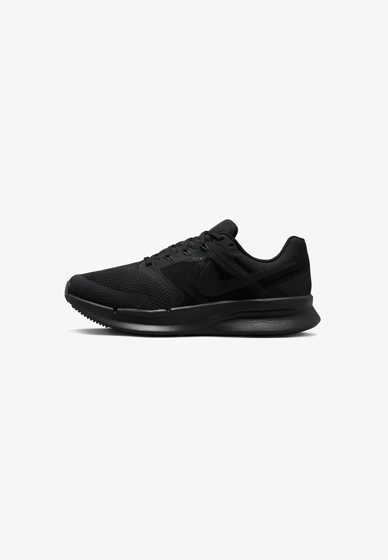 Chaussure de running Nike basse noire avec tige en mesh, fermeture à lacets et semelle coussinée, présentée en profil latéral sur fond blanc.