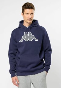 Sudadera azul marina hecha de una mezcla de algodón, con un gran logo gris en la parte frontal, un bolsillo tipo canguro y capucha con cordón ajustable.