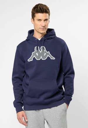 Marineblauwe hoodie van katoenmix, met een groot grijs logo op de voorkant, een kangoeroezak en een verstelbare trekkoordkap.