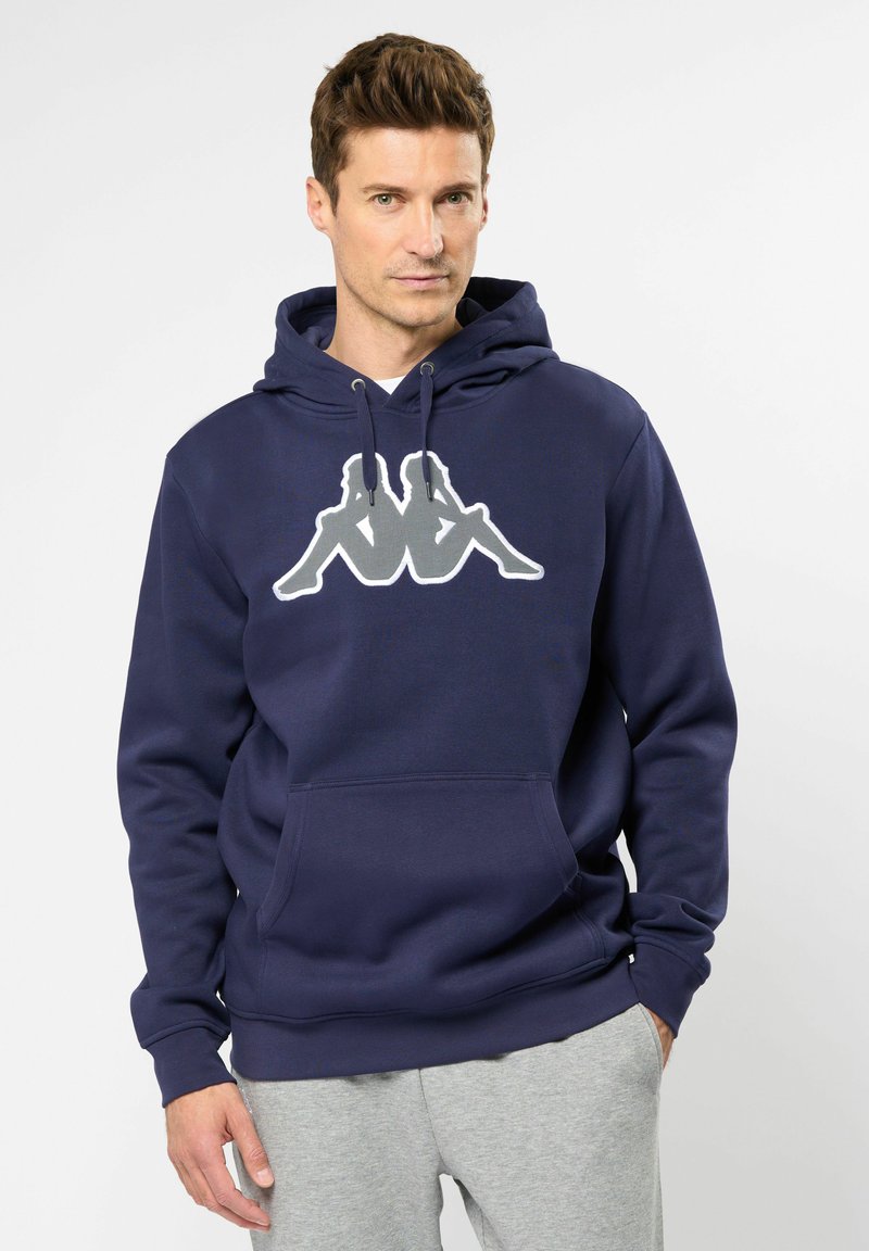 Sudadera azul marina hecha de una mezcla de algodón, con un gran logo gris en la parte frontal, un bolsillo tipo canguro y capucha con cordón ajustable.
