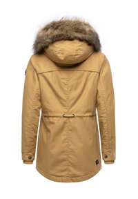 Mellomlang gul parka med hette kledd i falsk pels, elastisk snor i midjen og ribbestrikkede mansjetter. Glatt ytre uten synlige mønstre.