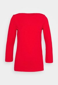 Rotes, langärmliges T-Shirt mit weitem Ausschnitt. Hergestellt aus weichem, glattem Stoff. Schlichte Gestaltung ohne Muster oder Hardware-Details.